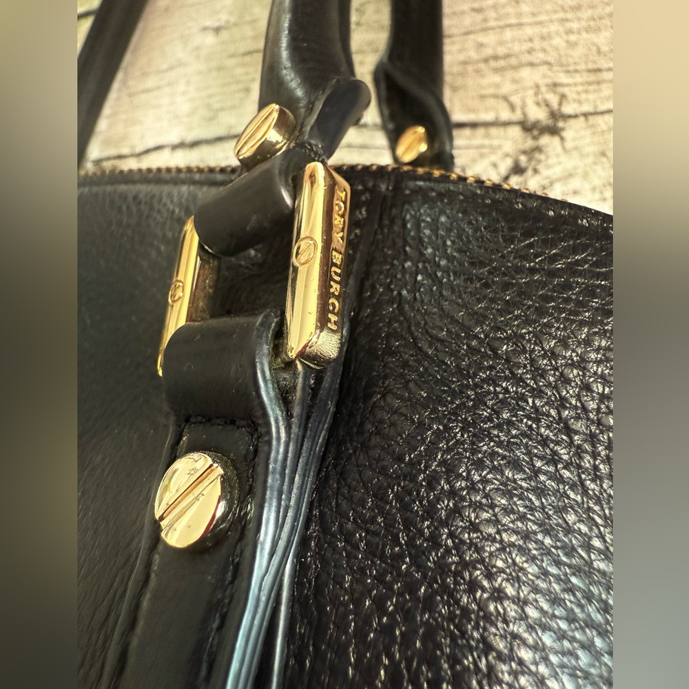 Tory Burch - Authentic black leather shoulder bag. Dome. Golden hardware, logo - Picture 11 of 16